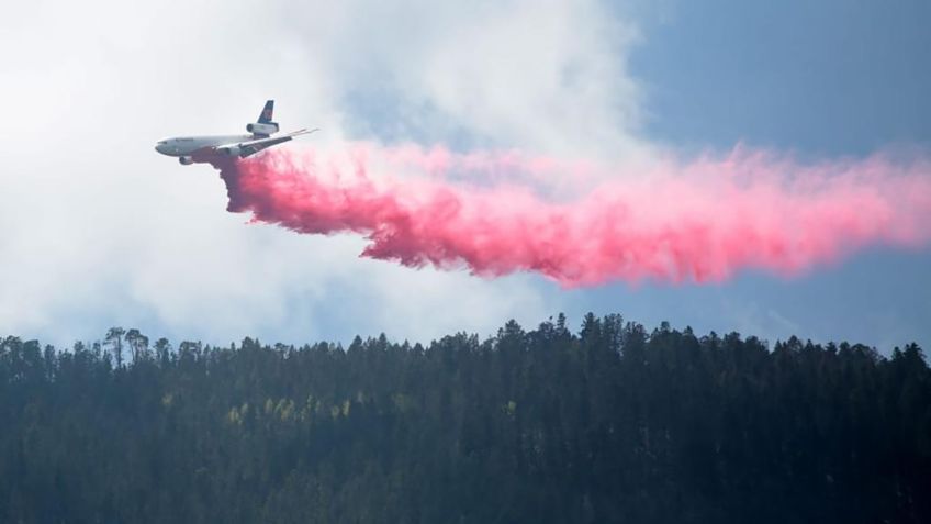 Inicia avión DC10 descargas en incendio de Coahuila