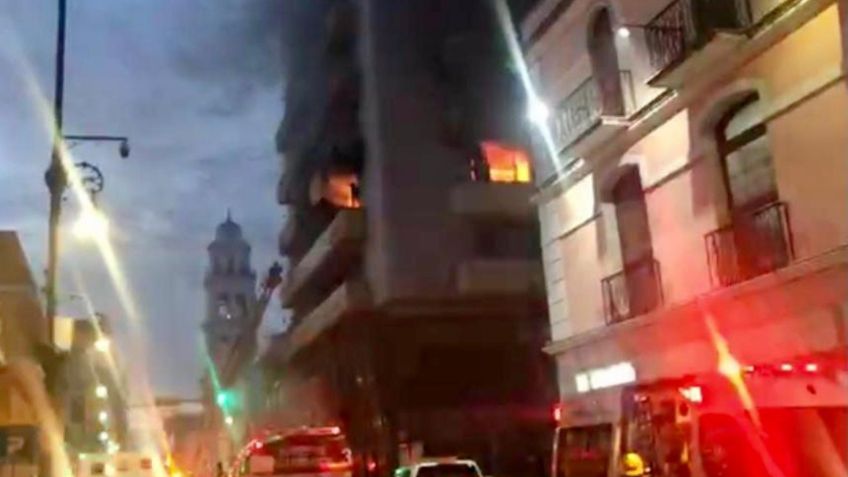 Bomberos combaten fuerte incendio en edificio del Centro Histórico de Veracruz 