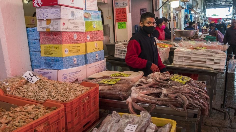 La crisis ha llevado a las personas a buscar opciones accesibles como el atún para suplir los mariscos. Foto: Especial