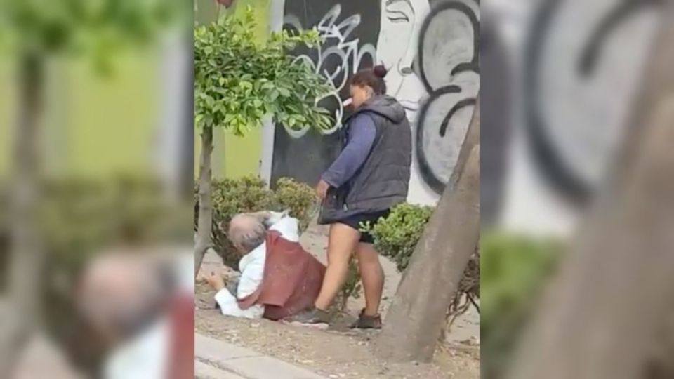 El video se dio a conocer en las redes sociales y se ve que el adulto mayor es sometido por una mujer. Foto: Captura de pantalla