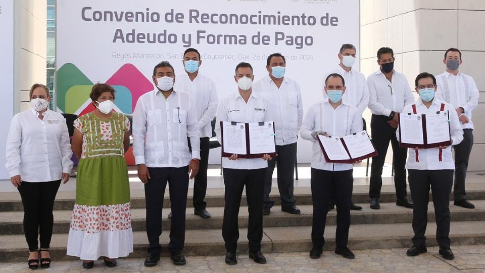 En la Firma de Convenio de Reconocimiento de Adeudo de Forma de Pago estuvieron presentes los titulares del ISSSTE, Luis Antonio Ramírez, y de la SHCP, Arturo Herrera, así como el gobernador de Oaxaca, Alejandro Murat. Foto: Especial