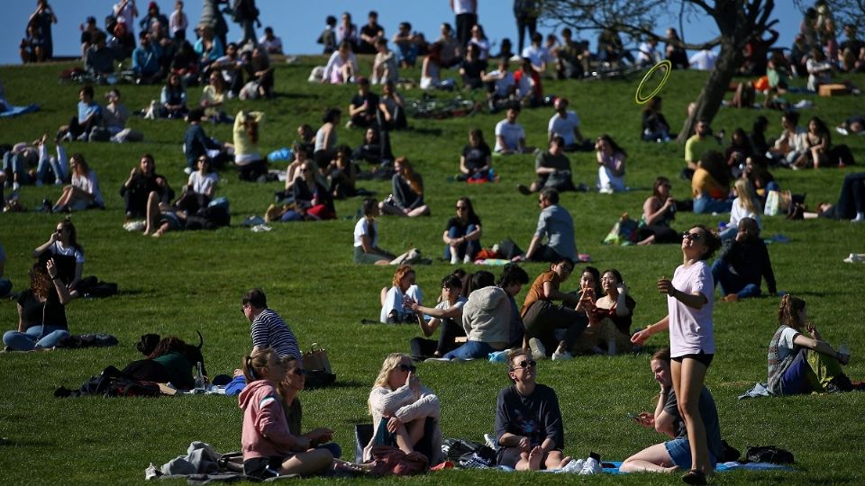 En el marco de un prudente desconfinamiento, los ingleses pueden reunirse y retomar deportes al aire libre. Foto: AFP