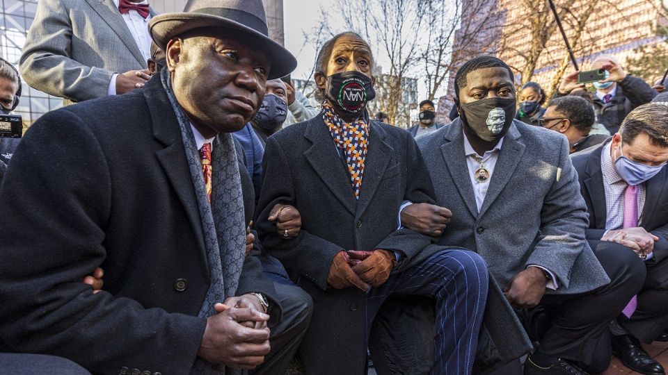 HOMENAJE. La familia y el abogado de Floyd se pusieron de rodillas durante 9 minutos. Foto: AFP