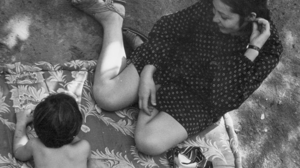 MOMENTOS. 1. Maternidad en Tepoztlán, 1973. Fotos: Paulina Lavista