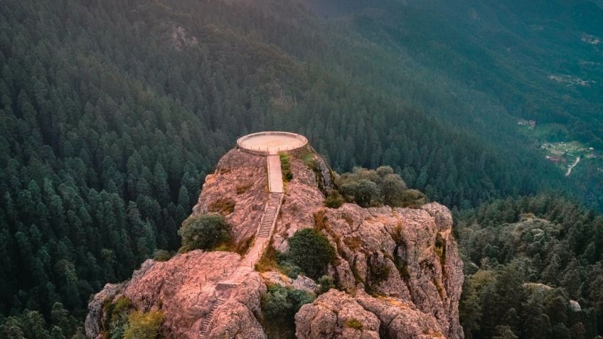 Éste es el Mirador Peña del Cuervo, un área natural que te hará caminar entre las nubes