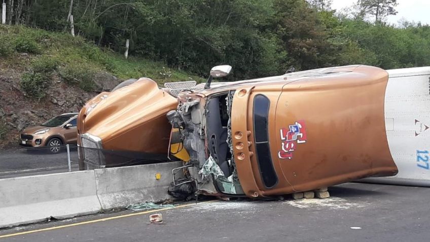 Policías impiden rapiña a balazos tras volcadura de tráiler en Veracruz