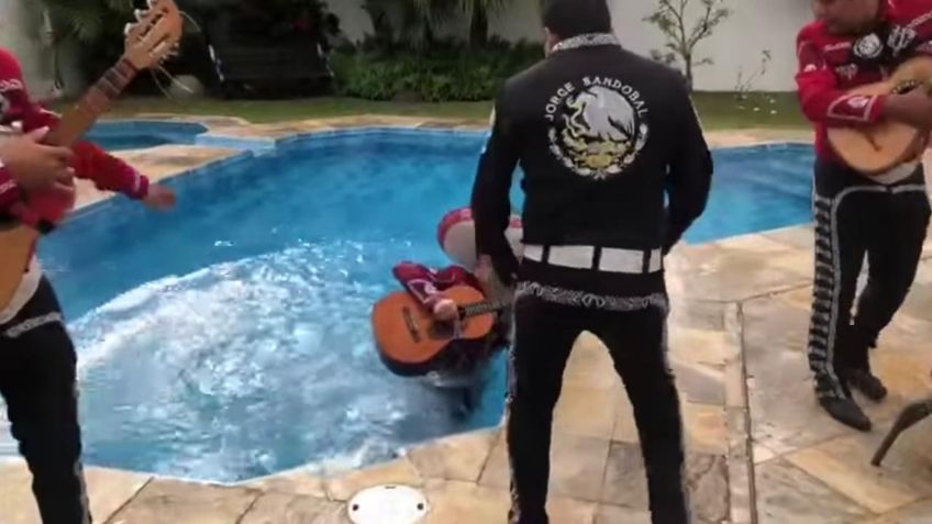 Mariachi sufre bochornosa caída a piscina en plena serenata: VIDEO