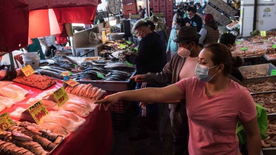 Imagen de cliente comprando mariscos en el Mercado La Nueva Viga. Foto: Cuartoscuro