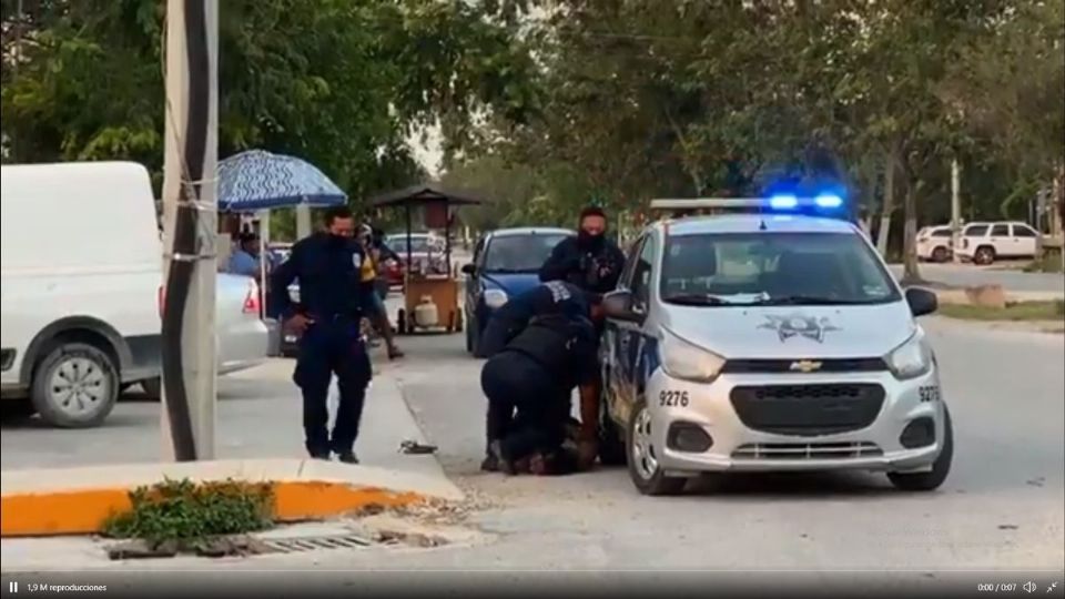 A través de dos grabaciones se pueden observar las acciones de la inmigrante, dejando ver que en ningún momento la mujer alteró el orden público. FOTO: ESPECIAL