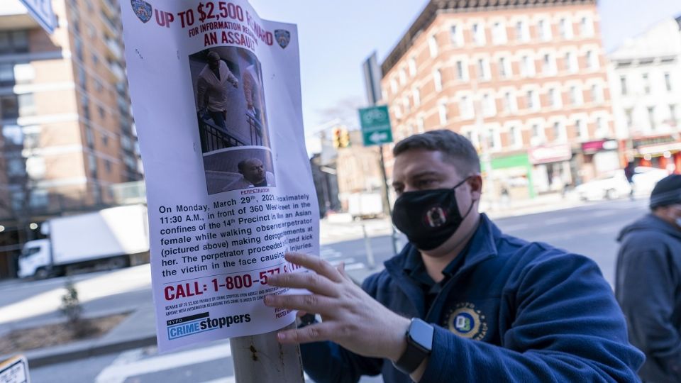 Autoridades de NY ofrecen dos mil 500 dólares por información para detener al atacante de una mujer de 65 años. Foto: AP