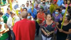 VIDEO VIRAL: Cura causa polémica al quitar cubrebocas a fieles y decirles que es “babosada”