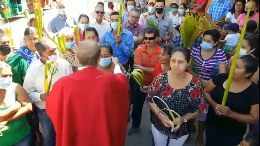 VIDEO VIRAL: Cura causa polémica al quitar cubrebocas a fieles y decirles que es “babosada”