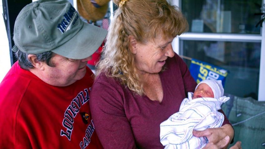 Mujer de 57 años a punto de romper un Récord Guinness tras dar a luz a bebé