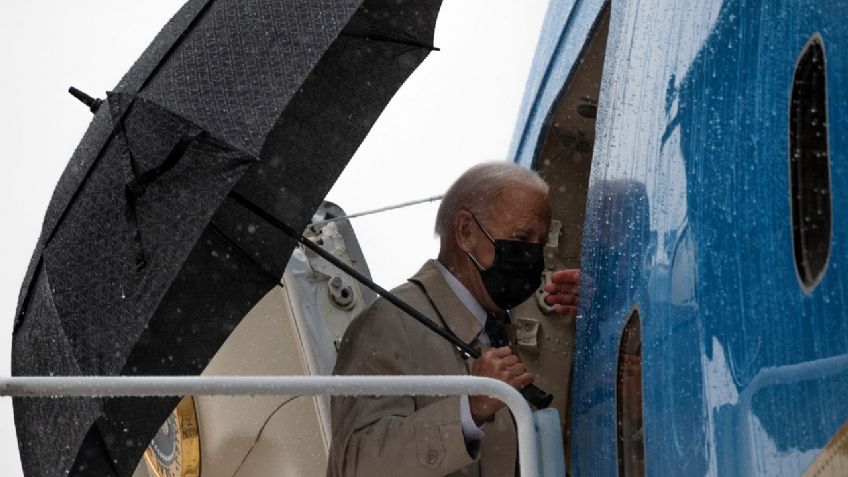 Esas escaleras no lo quieren: Joe Biden a punto de TROPEZAR nuevamente en el Air Force One: VIDEO