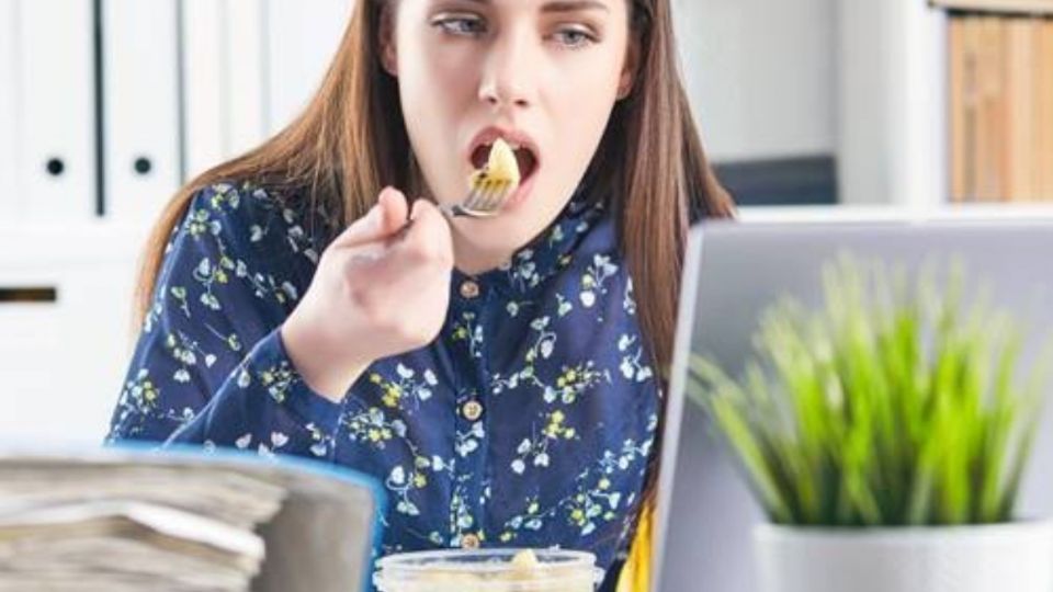 Imagen ilustrativa de empleada comiendo en su lugar de trabajo. Foto: Especial