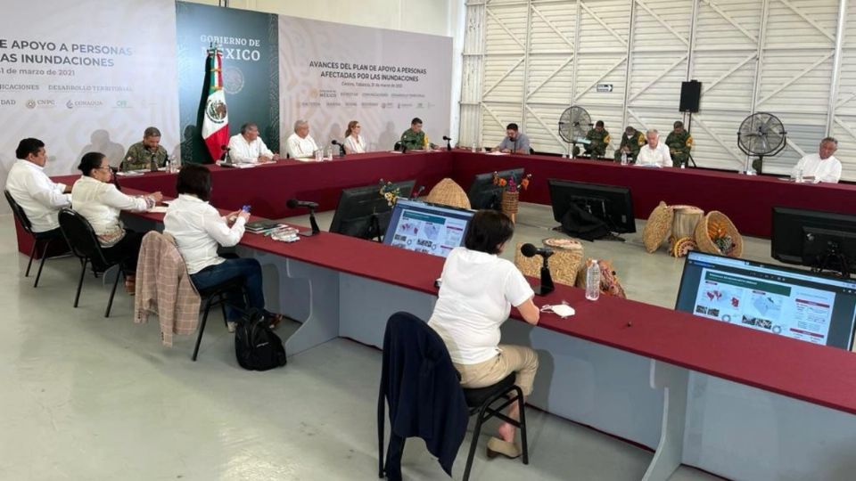 Las autoridades federales se reunieron para conocer la situación de los damnificados en Tabasco. Foto: Especial