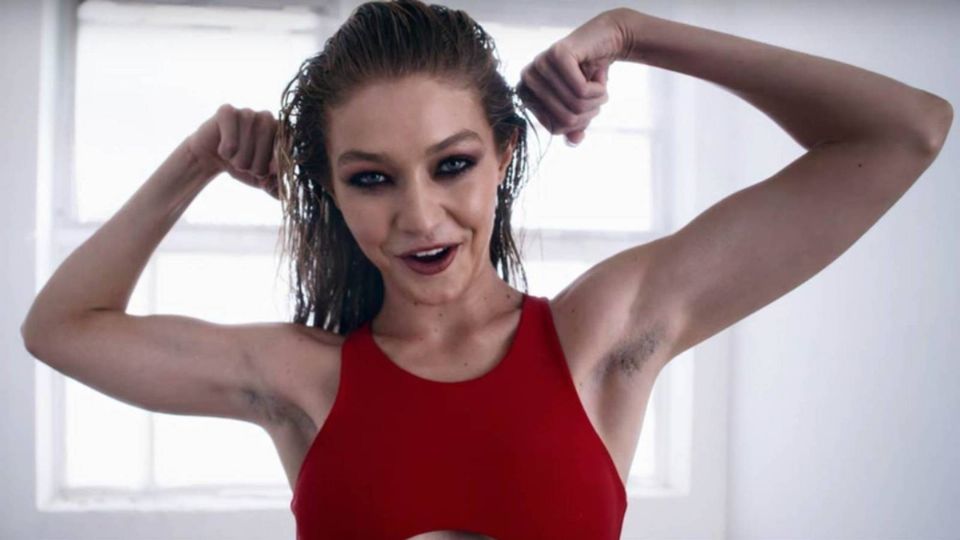 Gigi Hadid es una de las modelos que presume su vello corporal. Foto: Love Magazine