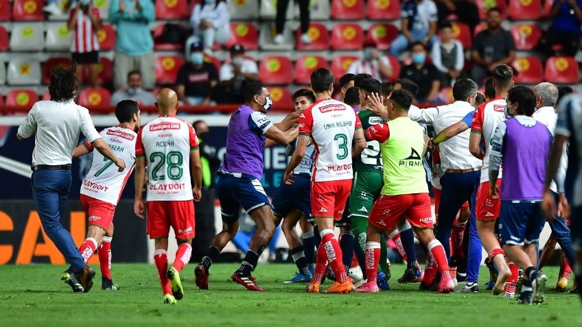 ¡DURÓ MÁS QUE LA DE CANELO! Necaxa y Pachuca se agarran a GOLPES y terminan en plena BRONCA: VIDEO