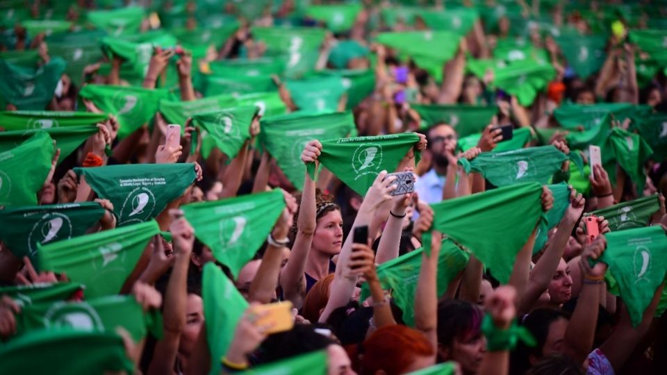 CRECE UNIDAD. Cada año, miles de mujeres exhiben la fuerza del movimiento en las calles de América Latina. Foto: AFP