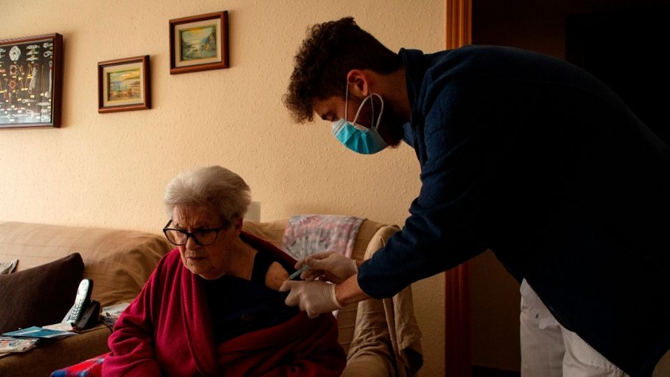 CATALUÑA. Dos enfermeros de la Marina de Barcelona administraron ayer a domicilio la primera dosis de Pfizer. Foto: EFE