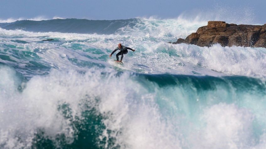 ¡Al borde de la MUERTE! Ola GIGANTE aplastó y arrastró a surfista, aquí su HISTORIA