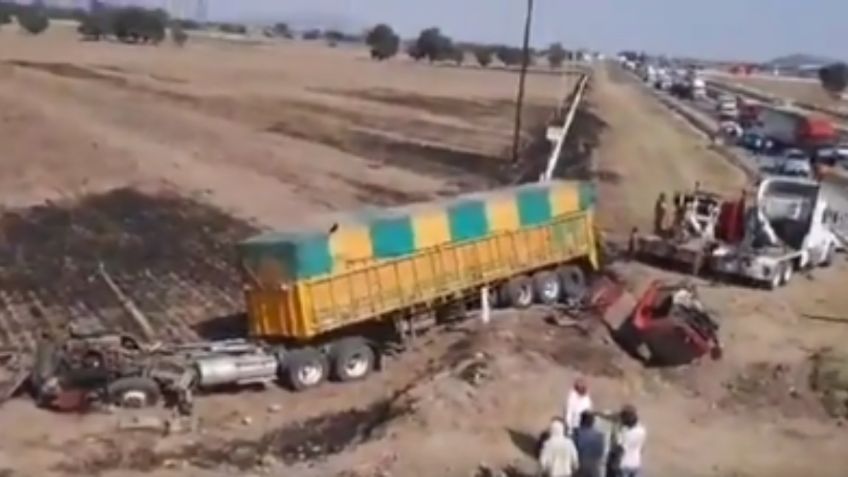 Tráiler volcado complica circulación en autopista México-Puebla: VIDEO