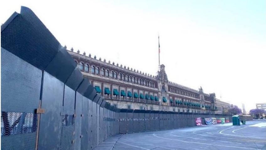 Cuesta trabajo despintar los monumentos, justifica AMLO bardas en Palacio Nacional