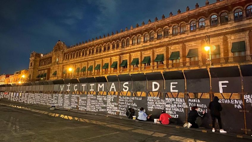 Mujeres pintan nombres de víctimas de feminicidios en las vallas de Palacio Nacional: VIDEO