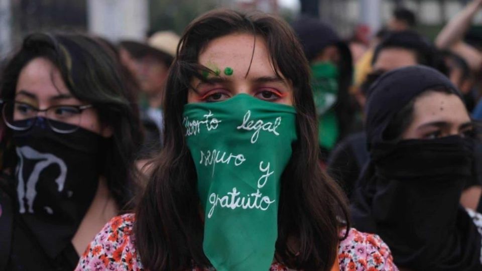 Mujer usa pañuelo verde durante marcha. Foto: Cuartoscuro