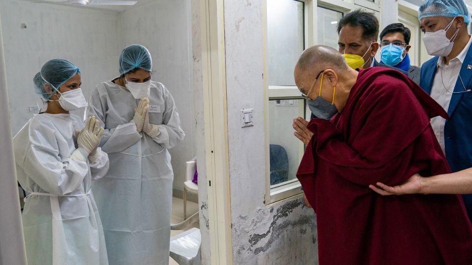 El Dalai Lama recibió ayer la vacuna contra el coronavirus y pidió a la población que tenga el 'coraje' de hacer lo mismo. Foto: EFE