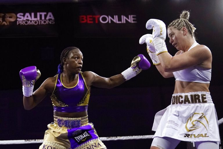 Claressa Shields superó a la canadiense Dicaire y unificó las coronas en peso superwelter. FOTO: AP