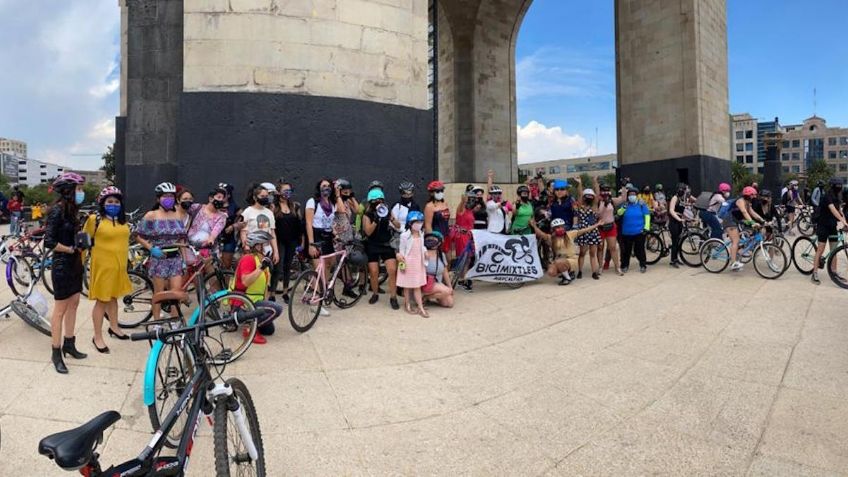 Ruedan ciclistas mexiquenses de Naucalpan al Monumento a la Revolución