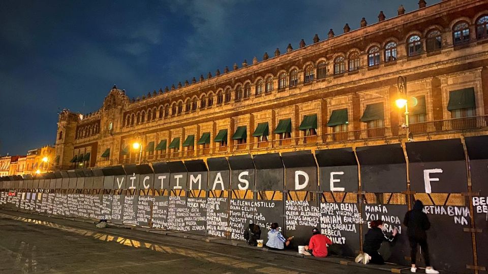 Activistas escribieron nombres de víctimas de feminicidio. Foto: Leslie Pérez