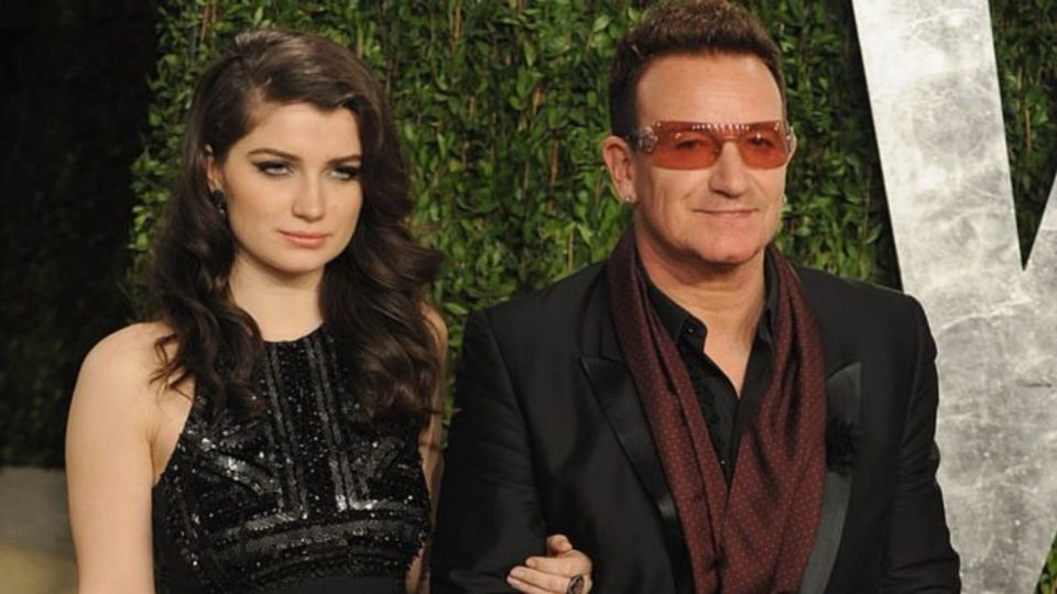 Eve Hewson y su padre Bono. Foto: AFP