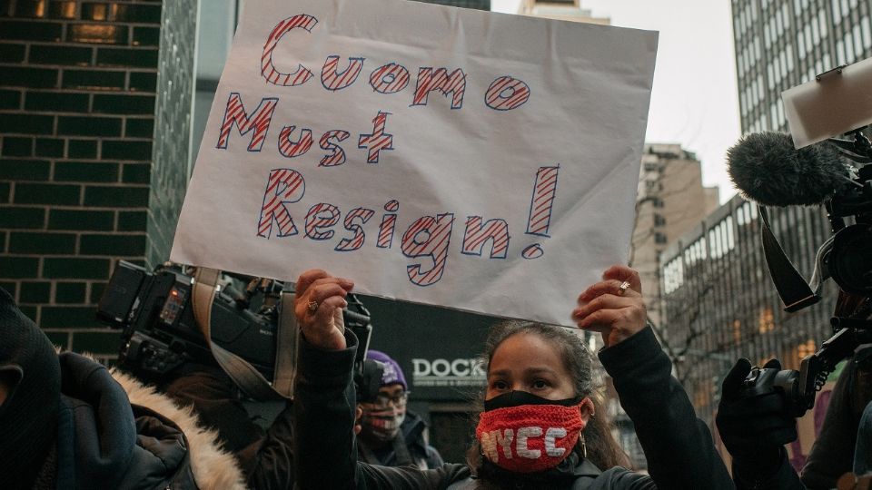 Activistas neoyorquinos exigen la renuncia de Andrew Cuomo. Foto: AFP