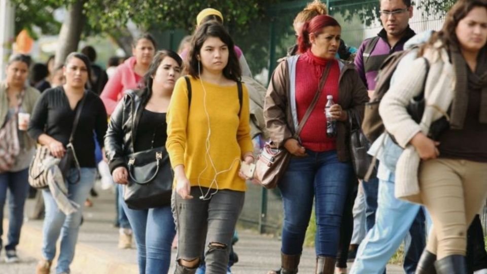 Mujeres caminando en la calle. Foto: Cuartoscuro