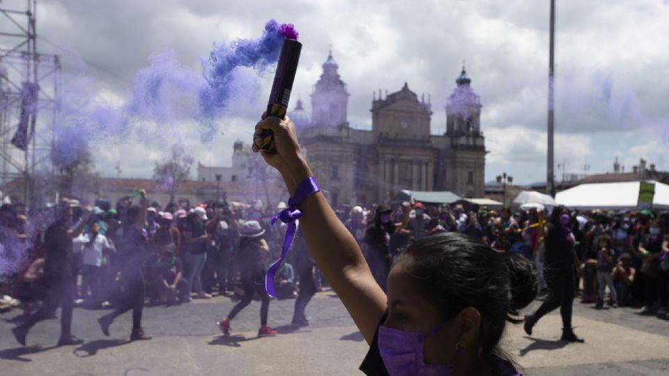 Una mujer sostenía ayer una bengala, durante una marcha antes del Día Internacional de la Mujer, en la Ciudad de Guatemala. Foto: AP