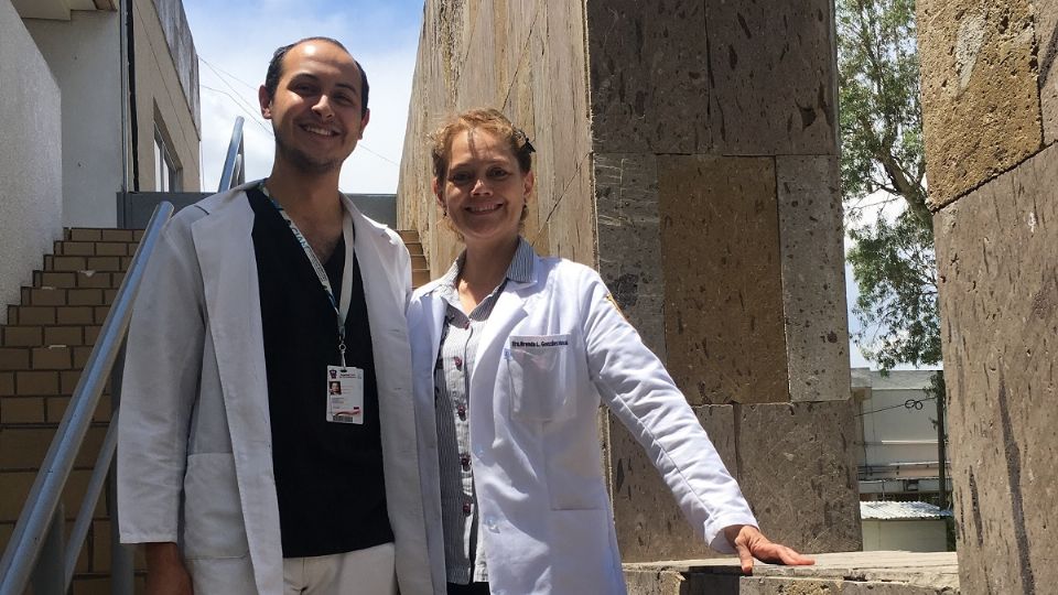 La doctora Brenda es urgencióloga, especialista en RCP pediátrico: a su hijo Carlos le gusta la anestesiología y atender pacientes críticos. Foto: Especial