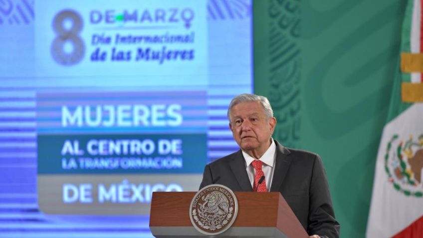 AMLO conmemora el 8M; insiste en que valla en Palacio Nacional es para evitar violencia