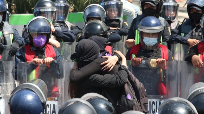 8M: Dos mujeres se abrazan frente a policías que las encapsularon: VIDEO