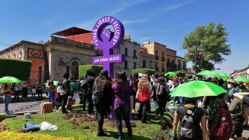 VIDEO: Así colocaron el monumento 'Ni una más' en Morelia