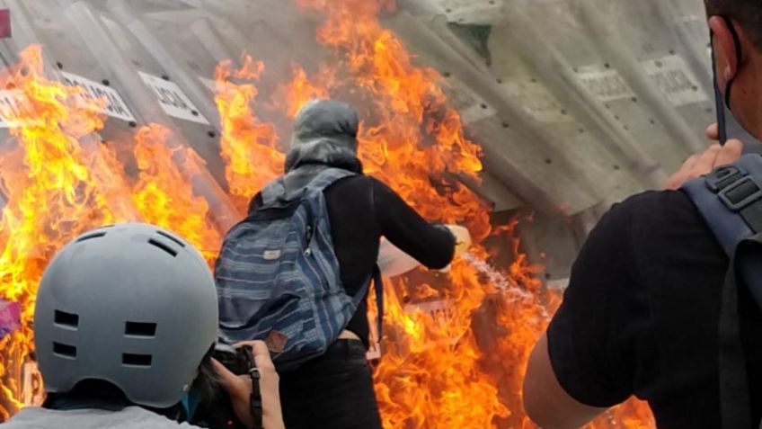 Policia de la CDMX es agredida por HOMBRES durante la Marcha del 8M: Video