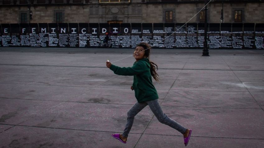 8M: La FOTO VIRAL de la NIÑA con su papalote frente a las VALLAS que enamora en las redes