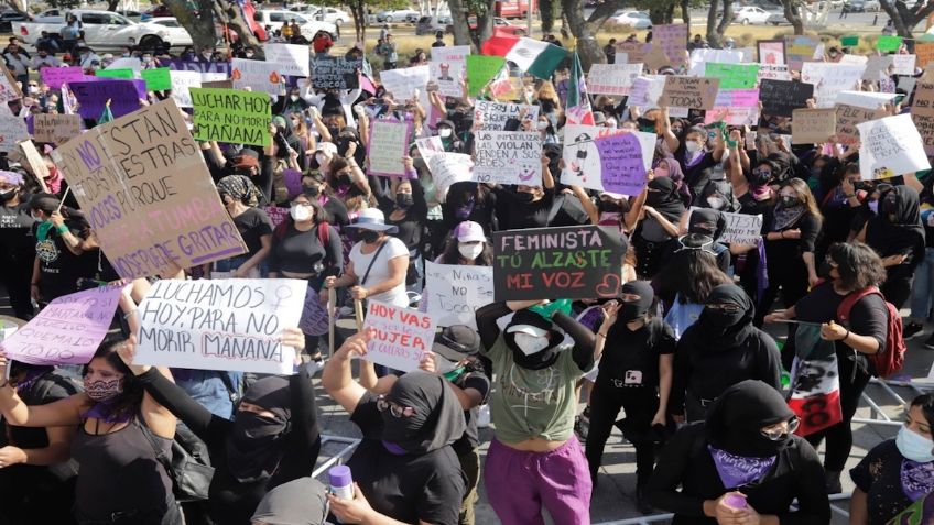 Mujeres queman la puerta del Congreso de Puebla y dañan vehículos en la calle