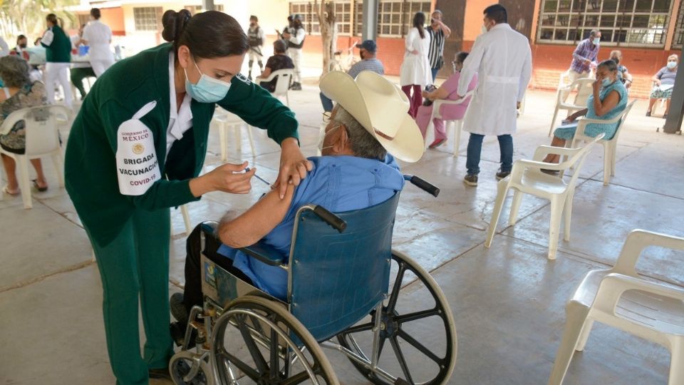 La tercera jornada de vacunación para adultos mayores contra el Covid-19 en la CDMX comenzó este lunes 8 de marzo. FOTO: CUARTOSCURO