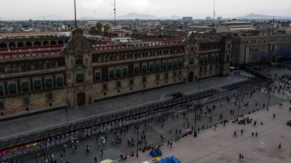 El gobierno de López Obrador fue critico por cercar el Palacio Nacional con vallas. Foto: Cuartoscuro