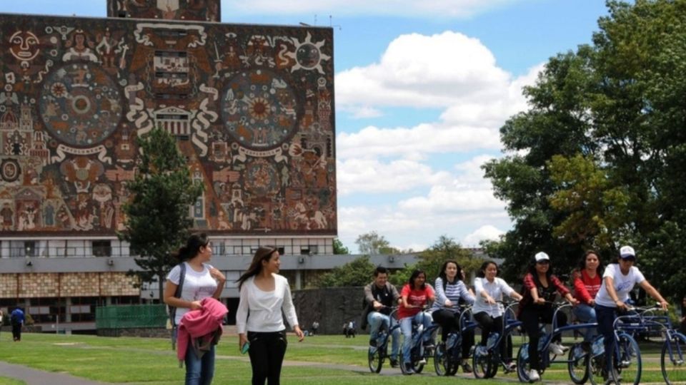 Imagen de mujeres caminando por el campus central de la UNAM. Foto: UNAM