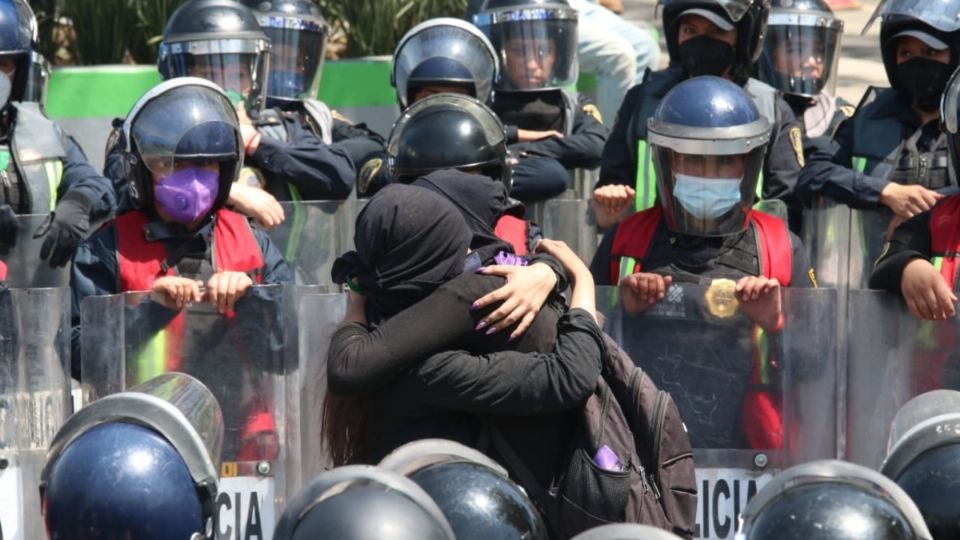 Las manifestantes decidieron abrazarse al ser rodeadas por un grupo policiaco. Foto: Manuel Miranda