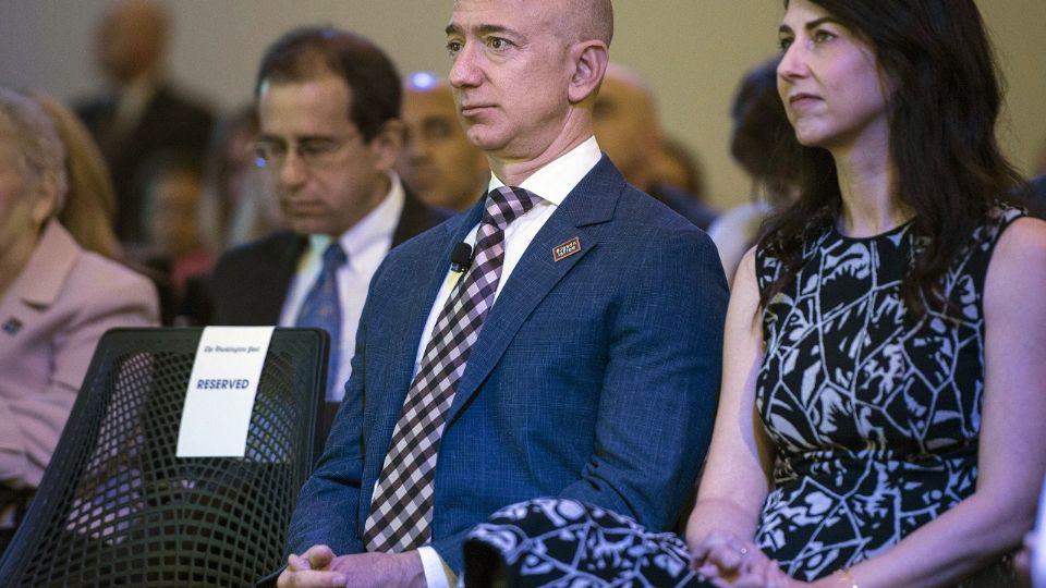 Jeff Bezos y MacKenzie Scott. Foto: AP