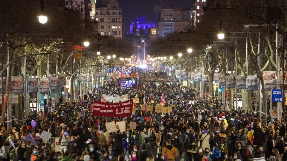 En Barcelona, miles de personas tomaron las calles por el Día Internacional de la Mujer. Foto: AP